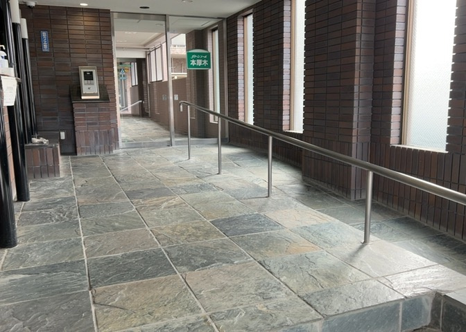 共用部分は、一棟の建物に住む区分所有者全員が共同で所有するとし、共用部分の管理、補修などは、区分所有者で形成される管理組合が行います。個人の判断で勝手に変更することはできませんので覚えておきましょう。