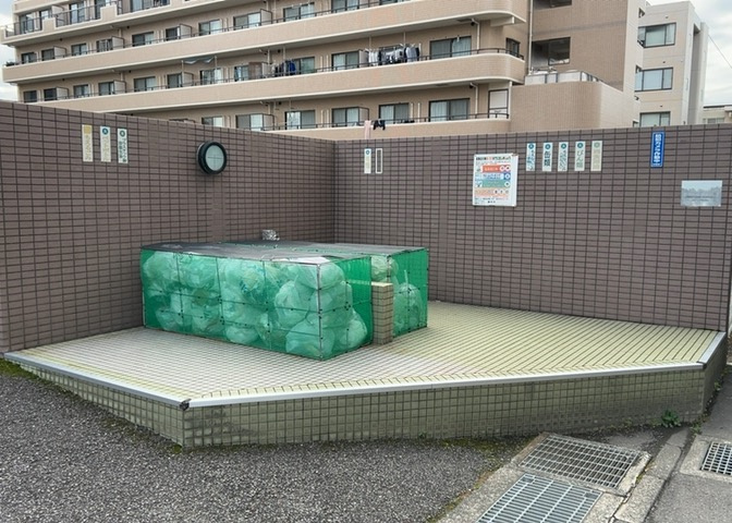 共有部分は、住民なら誰もが使える設備のこと。例えば駐車場やエレベーター、インターネット設備、セキュリティ設備などがあります。他にも、マンションの廊下・外部階段やエントランス・ゴミ置き場などがあります。