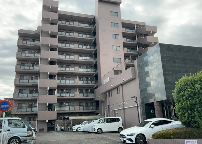 眺望の良さを楽しめるダイニングキッチンで家族団らんの時間を過ごしてはいかがでしょうか。バルコニーから見える景色を家族で眺める時間は、時間が経つのを忘れてしまいそうですね。是非、現地を見に行きましょう！