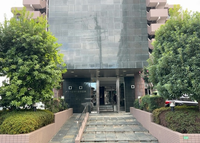 道幅が広い場所は日当たりや風通が良好です。幅が広いのですれ違いも可能ですし大きな車でも駐車可能！一方で、大型車が通ることも多くなるため交通量の増加により騒音に繋がります。また土地の値段が高くなります。