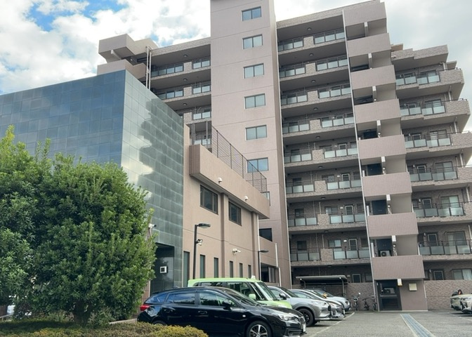 ＲＣ造、Reinforced　Concreteは直訳すると補強されたコンクリートです。主に柱や梁・床・壁が鉄筋とコンクリートで構成おり、鉄筋を組んだ型枠にコンクリートを流し込んで固めたものを指します。