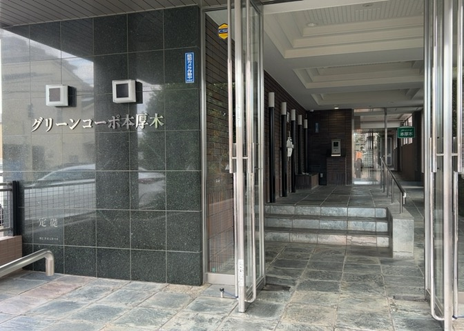 玄関は家の顔でもあり、家族以外の目にも止まる場所です。玄関は外との間を仕切る扉、靴などをしまっておく収納スペース、靴脱ぎのたたきスペース、来客とのやり取りをするドアホンなど複数のアイテムからなります。