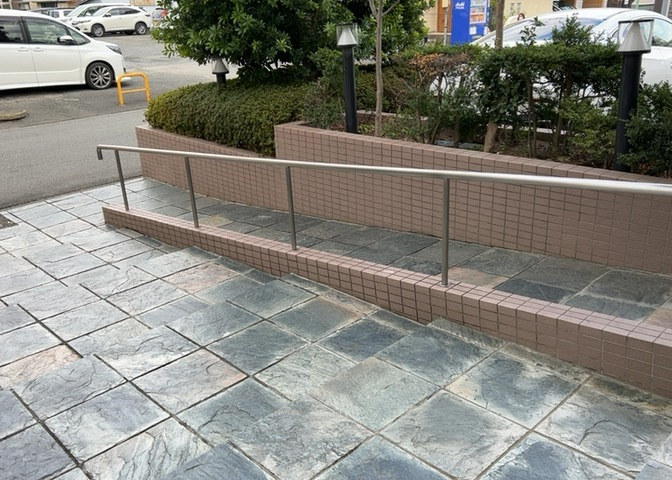 共有部分は、住民なら誰もが使える設備のこと。例えば駐車場やエレベーター、インターネット設備、セキュリティ設備などがあります。他にも、マンションの廊下・外部階段やエントランス・ゴミ置き場などがあります。