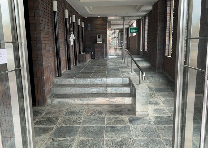 共用部分は、一棟の建物に住む区分所有者全員が共同で所有するとし、共用部分の管理、補修などは、区分所有者で形成される管理組合が行います。個人の判断で勝手に変更することはできませんので覚えておきましょう。