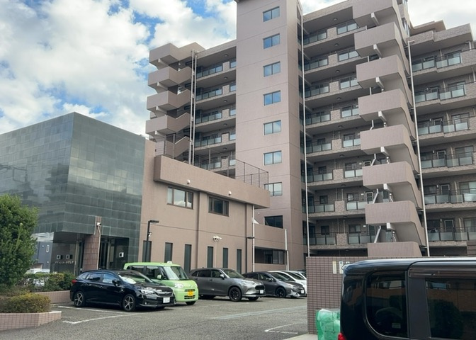 外観はマンション管理がされているかの目安になります。築年数が古いと、壁面は劣化してひび割れが生じることも！建物が古びていても細かいところが修繕されていると、きちんと管理されているなぁと感じるでしょう。