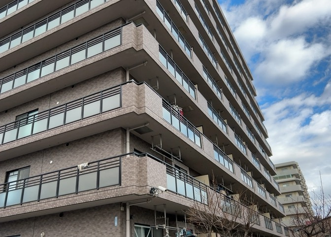 一般的なバルコニーは、奥行1.5ｍ程ですが、ワイルドバルコニーは2ｍまで広がっています。そのため洗濯物の間隔をあけ干すことができ、乾きやすいというメリットや、ガーデニングが楽しめる等の特徴があります。