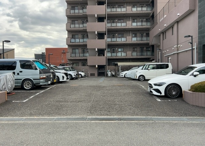 マンションの駐輪場は、事前に空きがあるか確認を取ると安心です。せっかく入居したのに駐輪スペースがない！なんてことになったら大変ですよね。そこで、内見時や購入前にはまず事前に確認しておくと良いでしょう。