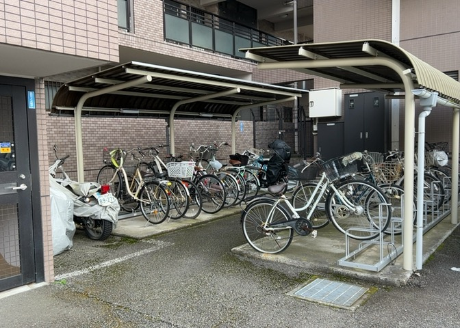 車一台あたりに必要なスペースは、標準サイズの普通自動車で横幅2m50cm、長さ5mは必要になります。ただし、乗降のことも考慮して横幅3m30cm、長さ5m50cmほどは確保できるところを選びましょう。