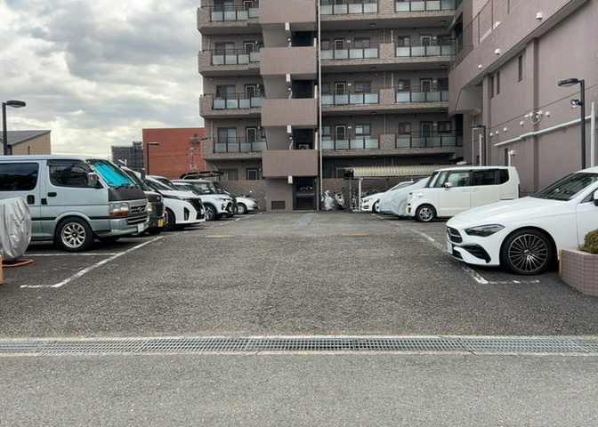 駐車場と明記されていても、最小スペースでつくられた駐車場だと大型車は駐車できなかったり、出入りしにくくなったりする可能性があります。お車のサイズと購入したい物件の駐車場のサイズを現地で確認しましょう。
