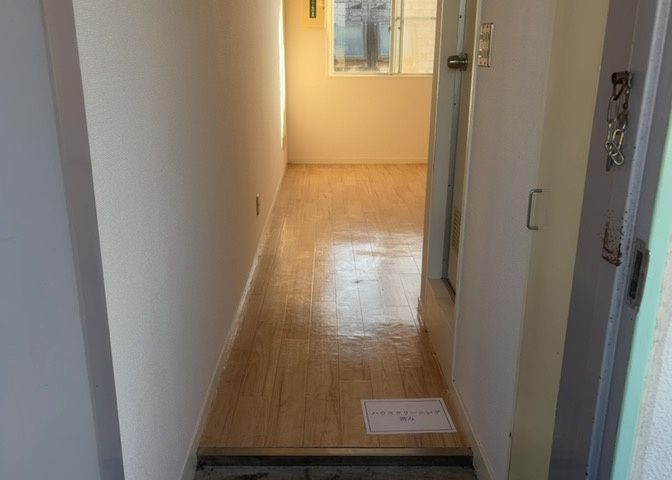 木のぬくもりを感じる全居室フローリング仕上げの内装デザインです。居室とキッチンが自然につながる1Rの間取りで、コンパクトながら統一感のあるインテリアやレイアウトを楽しめる室内仕様です。