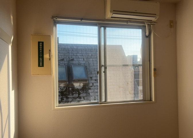 4階建て最上階の4階部分からの眺望です。前方に遮る建物が少なく、南向きならではの明るく開放的な景色が広がります。八王子市大横町の落ち着いた街並みを一望できる、心地よい住環境となっております。
