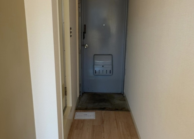 お部屋の玄関部分です。コンパクトながら無駄のないアプローチで、居室へスムーズにつながります。近隣にはファミリーマート八王子北大通り店が徒歩2分（160m）にあり、帰宅時の買い物にも便利です。