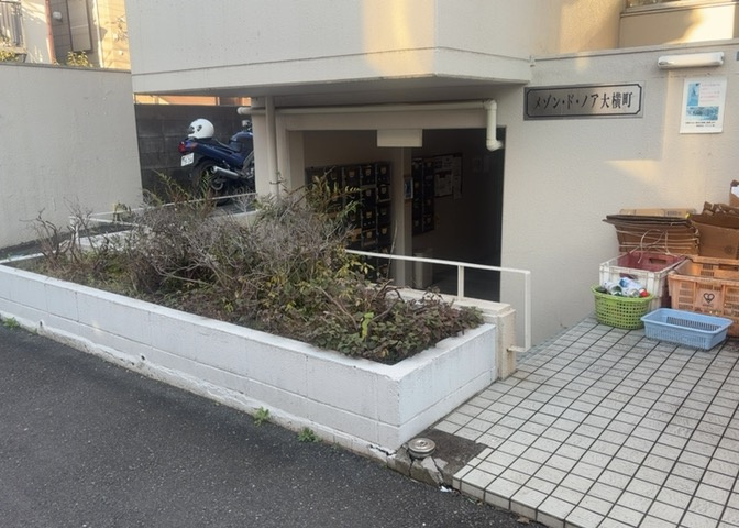 マンションのエントランスアプローチです。住込みや巡回などの管理が行き届いた共用空間で、居住者を気持ちよく出迎えます。京王線京王八王子駅も徒歩24分で利用可能なアクセス環境が備わっています。