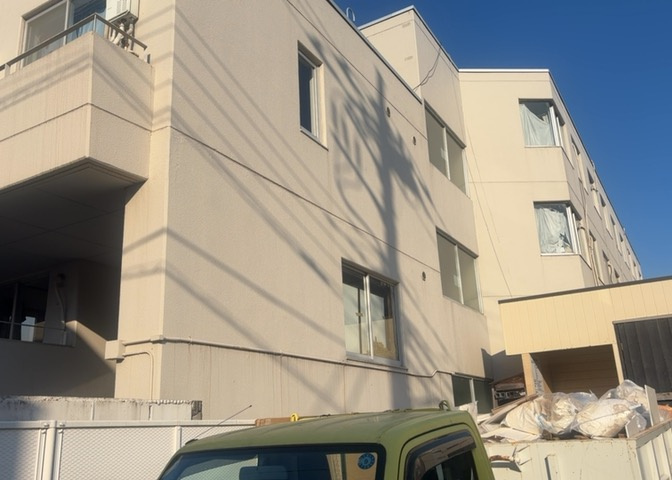 物件周辺の近隣駐車場に関するご案内です。徒歩圏内（約200m）に月極駐車場があり、お車をお持ちの方にも対応可能です。空き状況や利用条件の詳細につきましては、住まいの広場までお問合せください。