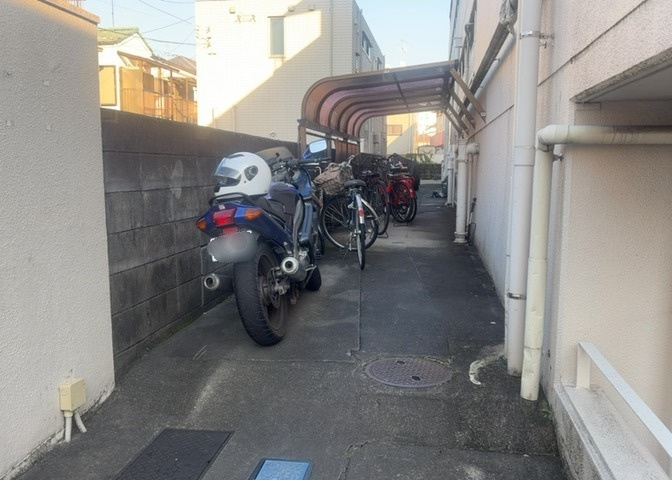 敷地内に用意されている駐輪場スペースです。自転車やバイクをお持ちの方も安心して保管でき、日常の通勤通学や買い物への移動手段として活躍します。周辺は平坦地のため自転車移動が快適な環境です。