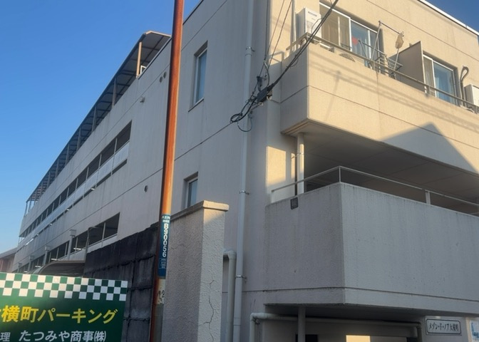 物件敷地外の近隣駐車場案内です。本物件から約200mの距離に近隣パーキングがあり、車を所有される方の暮らしを後押しします。周辺道路も整っておりアクセスしやすい平坦地のロケーションとなっております。