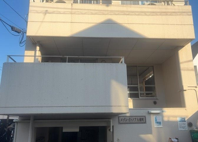 建物の敷地内にある共有スペースです。鉄筋コンクリート造のしっかりとした構造で、共用部の維持管理も定期的に行われております。中央線西八王子駅徒歩27分と3沿線以上利用可能な立地環境です。