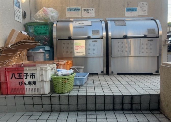 室内に設置されたエアコン設備です。購入直後から一年を通して快適な室温調節が可能となっております。1R洋室6.0帖の快適なお部屋づくりをサポートする、一人暮らしに欠かせない標準装備品です。