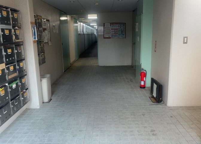 共用の歓談・休憩コーナーです。住まい手同士や来訪者の対応に活用できるスペースです。八王子市大横町の近隣商業地域に位置し、利便性と落ち着いた雰囲気が調和した「メゾンドノア大横」の共用設備です。