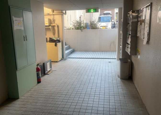 1階風除室から続くロビー空間です。綺麗に手入れが行き届いたスペースで、日々の外出・帰宅をスムーズにサポートします。JR横浜線八王子駅・京王線京王八王子駅・JR中央線西八王子駅の3駅利用可能。