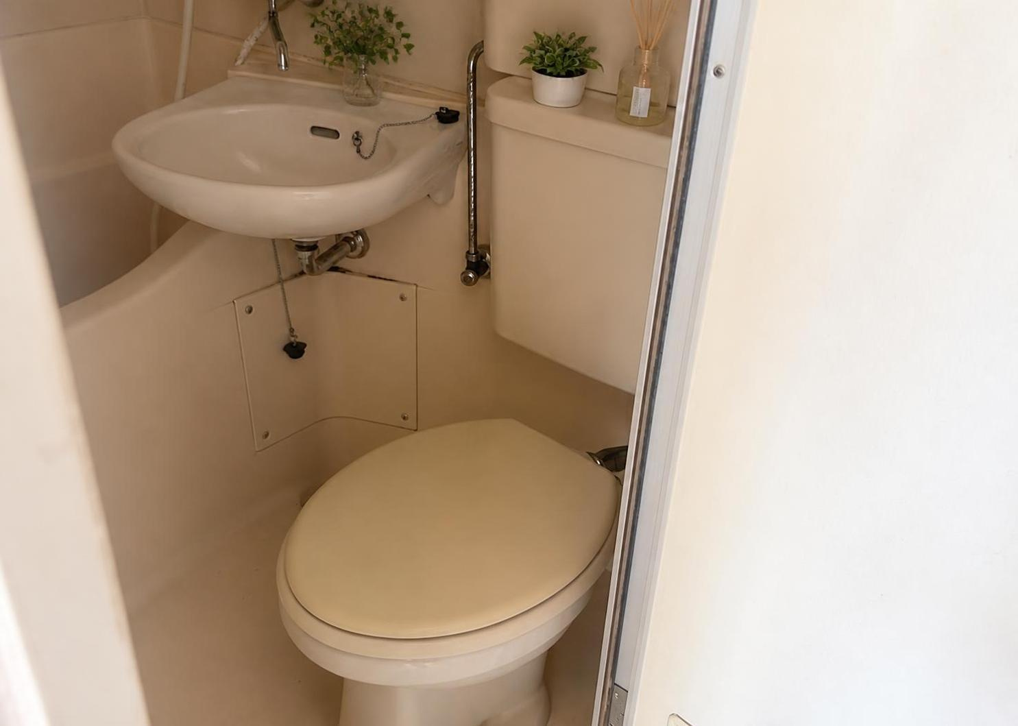 独立感のある衛生的なトイレ空間です。居室の6.0帖洋室と分離された配置で、日常生活の快適性を高めます。公営水道および公共下水に接続されており、管理の行き届いた清潔な設備を確保しています。