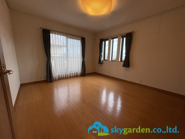 落ち着いて過ごせるお部屋なので、寝室にいかがでしょうか