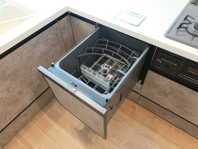 【食洗器】　後片付けが楽になる食器洗浄乾燥機付き！環境にも手荒れにも優しい、嬉しい設備です。