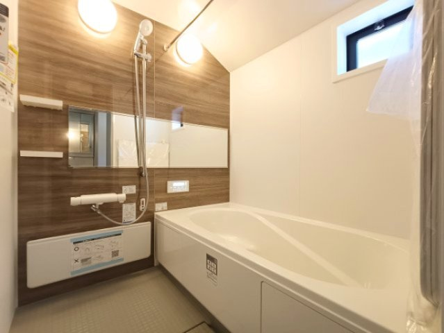 【浴室】　窓があり、自然換気もできるバスルーム。