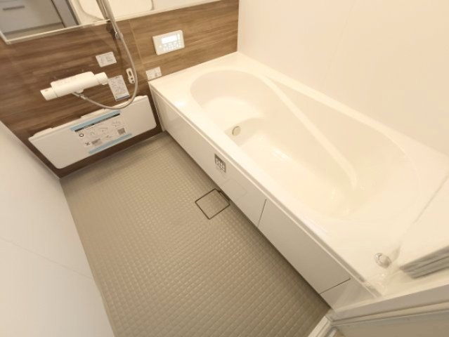 【浴室】　ゆったりとくつろげるバスルーム。追い焚き機能付きでいつでもすぐに温かいお風呂を楽しむことができます。