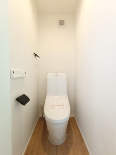 【2階トイレ】　トイレには便利な手洗い水栓付き！機能性とデザイン性を兼ね備えた空間です。