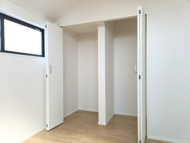 【洋室約5.2帖　収納】　収納も備わり、暮らしやすい空間がデザインされています。