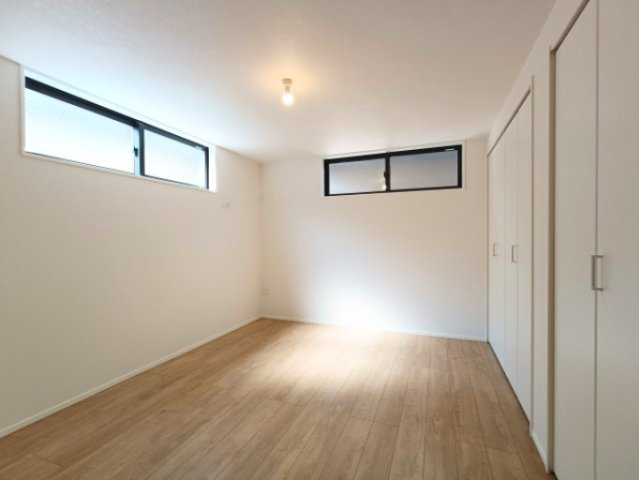 【納戸約6.7帖】　納戸とは建築基準法で「居室」の採光・通風の基準を満たしていないお部屋のこと。通常のお部屋としてもお使いいただけます。