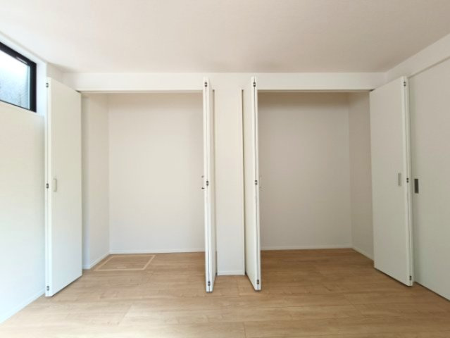 【納戸約6.7帖　収納】　洋室にクローゼットがございますので衣服などスッキリ収納することができます。