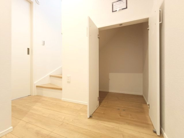 【階段下収納】　デッドスペースとなりがちな階段下を有効活用。
