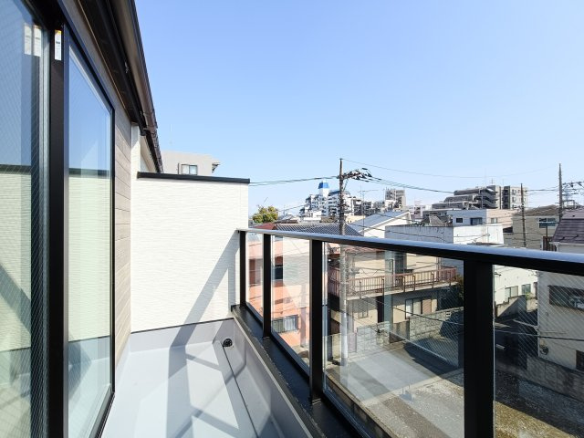 【バルコニー】　充分な広さが確保されたバルコニー。日当たりのよい住宅エリアですので、多くの陽光が降り注ぎ、室内には陽だまりを生み出してくれます。