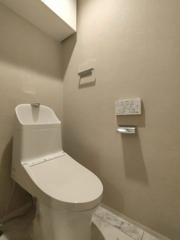 【トイレ】　洗浄機能付きトイレ。上部には収納付で、トイレットペーパー等、買い置きもしやすそうです。