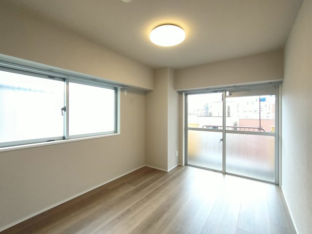 【洋室約6.0帖】　お部屋の形が整っているので、難しく考えずに家具の配置が可能です。