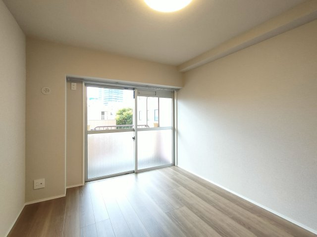 【洋室約5.5帖】　プレーンな空間を自分のスタイルに染める。いつまでも快適に暮せる住まいへ。
