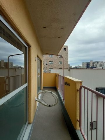 【バルコニー】　お天気のいい日はお外で洗濯物を干していただけます。