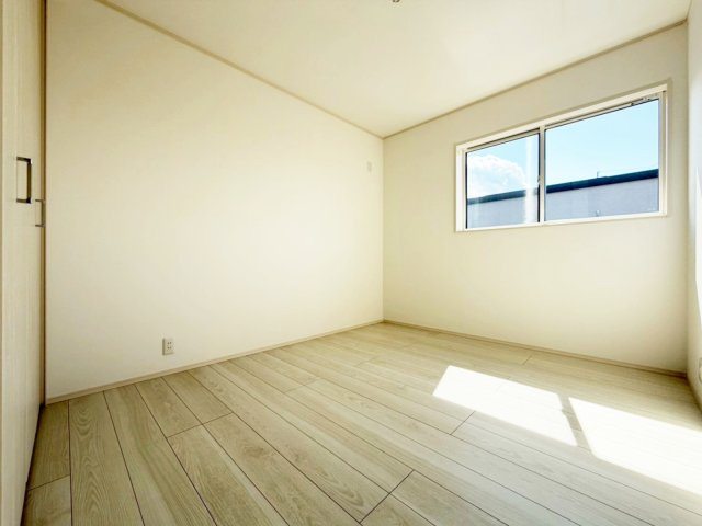 【1号棟　洋室？】2階洋室は両方とも5.5帖なのでお子様の部屋争い等も起こらず安心です。クローゼット付きのため、衣類もスッキリ収納可能！