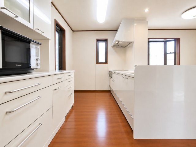 キッチンも広々で勝手口もあり！　デジタル加工された写真です。