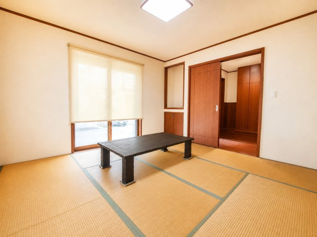 広々の8帖和室ではゆっくりくつろげます！　デジタル加工された写真です。