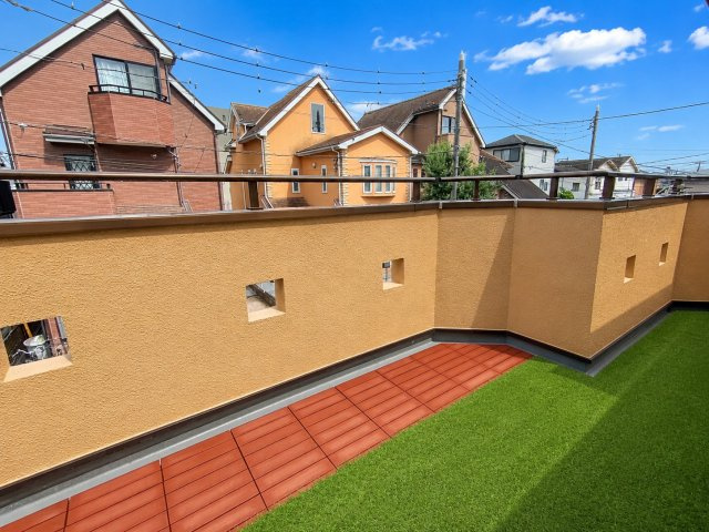 バルコニーは広々！！　デジタル加工された写真です。