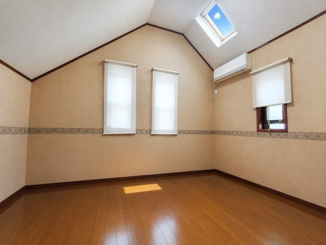 天窓がありとっても明るい！！　デジタル加工された写真です。