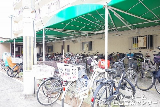 屋根付きの駐輪場がございます！