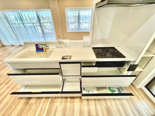 調理道具や調味料もすっきりしまえる、収納力のあるキッチン