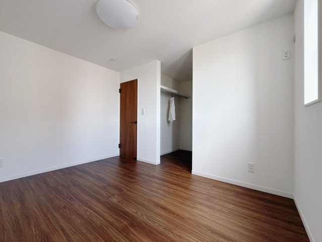 ■洋室｜ダブルベッドを置いても充分な広さを2Ｆのお部屋に設けております。お子様と家族みんなで寝るのも夢じゃありません♪窓からは光が差し込むので日中でも明るいお部屋です。