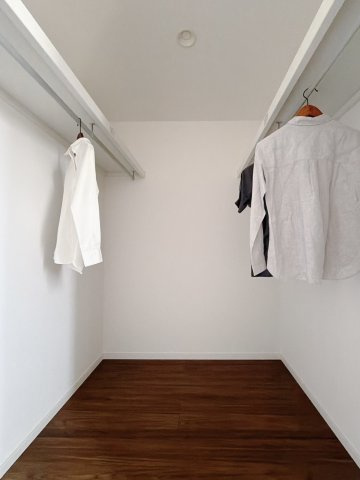 ■WIC｜お気に入りのお洋服もシワを作らずきれいに管理ができる夢のウォークインクローゼット！今お使いの収納ケースもスッポリそのまま収まる広さです♪