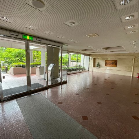 エントランスはオートロック付