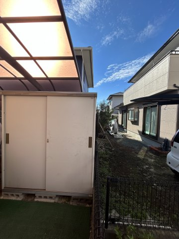 外には物置があります！ガーデニング用品など外での作業道具を片付けられるスペースがあるのはうれしいですね！